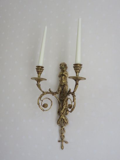 Paire d’appliques en bronze ciselé et doré...