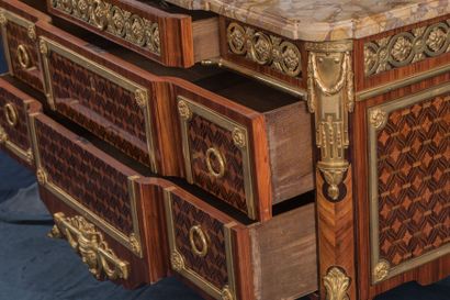 Exceptionnelle commode d'apparat en marqueterie...