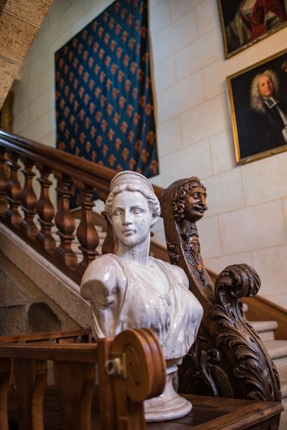 Femme en buste coiffée d’un diadème sur un...