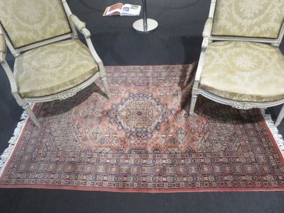 Tapis d'Orient en laine point noués à décor...