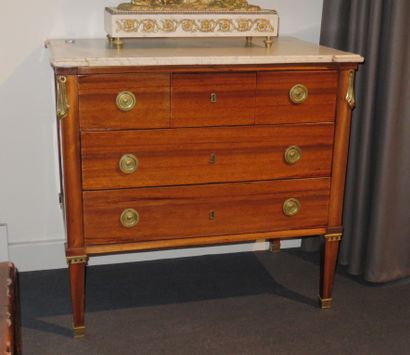 Commode en placage de satiné ouvrant à cinq...