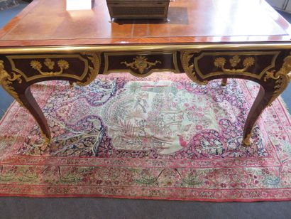Tapis en laine rose et bleue à décor de volatiles...