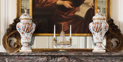 Paire d’urnes couvertes en porcelaine à décor...