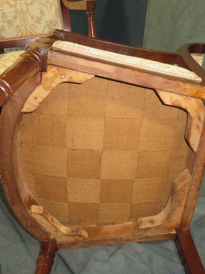Paire de fauteuils en acajou et placage d’acajou,...