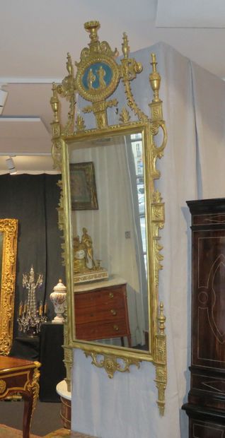 Miroir en bois doré à encadrement mouluré...