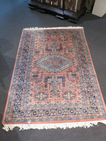 Tapis d'Orient en laine point noués à décor...