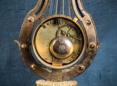 Pendule lyre en bronze ciselé et doré. Base...