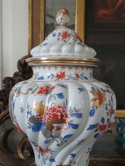 Paire d’urnes couvertes en porcelaine à décor...