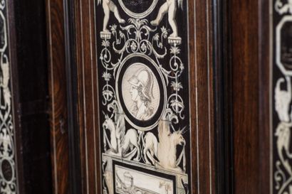 Buffet cabinet en marqueterie et incrustations...