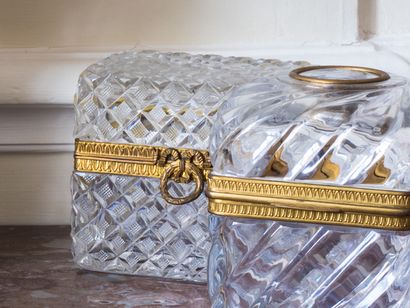Boite en cristal taillé en pointes de diamants...
