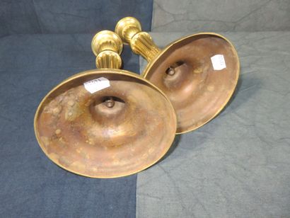 Paire de bougeoirs en bronze ciselé et doré,...