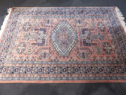 Tapis d'Orient en laine point noués à décor...