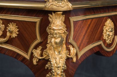 Bureau plat en placage de satiné et bois...