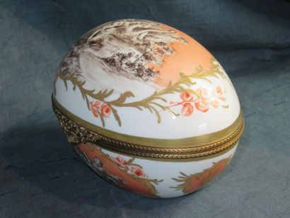 LIMOGES France

Important oeuf en porcelaine...