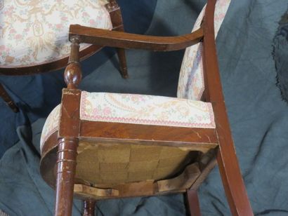 Paire de fauteuils en acajou et placage d’acajou,...