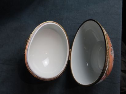LIMOGES France

Important oeuf en porcelaine...