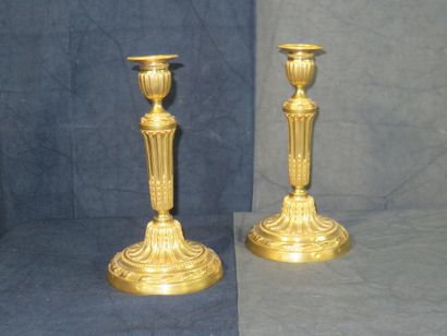 Paire de bougeoirs en bronze ciselé et doré,...