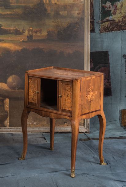 Table d’appoint en noyer, placage de noyer...