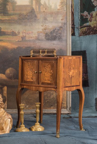 Table d’appoint en noyer, placage de noyer...