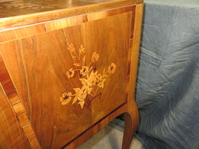 Table d’appoint en noyer, placage de noyer...