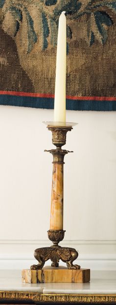 Paire de bougeoirs en marbre jaune de Sienne...