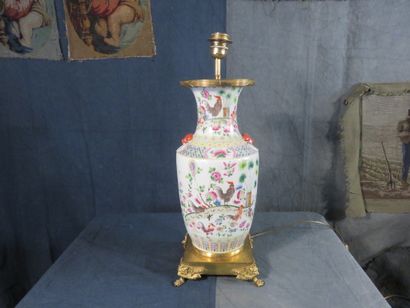 EXTRÊME-ORIENT 

Paire de vases en porcelaine...