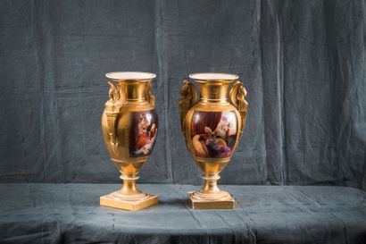 Paire de vases en porcelaine dorée figurant...