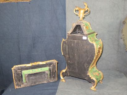Cartel de forme violonée et son cul de lampe...