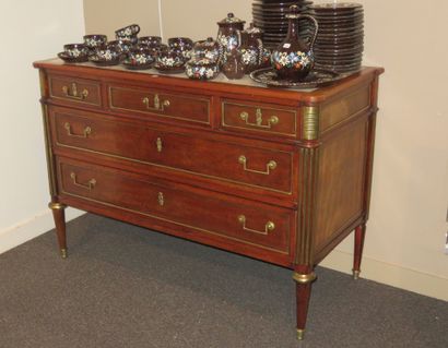 Commode en acajou et placage d’acajou. Elle...
