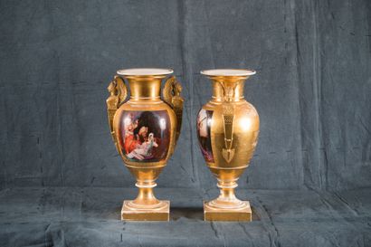 Paire de vases en porcelaine dorée figurant...