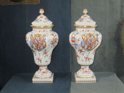 Paire d’urnes couvertes en porcelaine à décor...