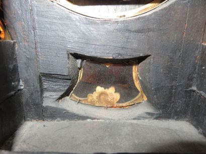 Cartel de forme violonée et son cul de lampe...