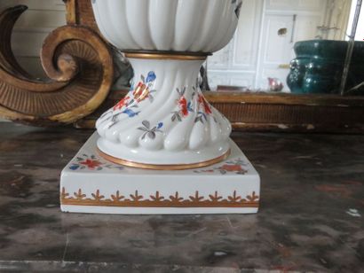 Paire d’urnes couvertes en porcelaine à décor...