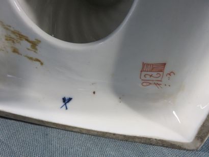 Paire d’urnes couvertes en porcelaine à décor...