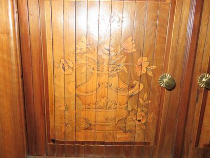 Table d’appoint en noyer, placage de noyer...