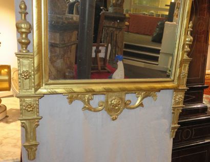 Miroir en bois doré à encadrement mouluré...