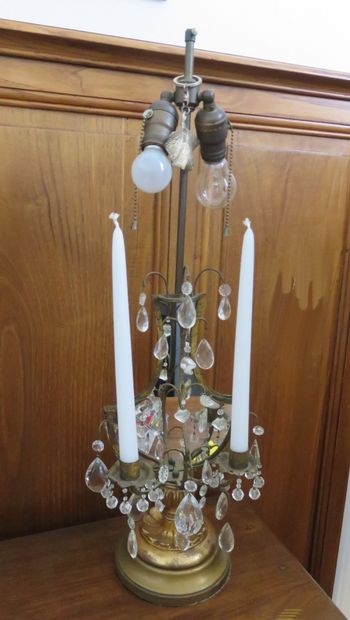 Paire de candélabres en bois et bronze doré....