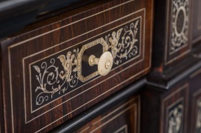 Buffet cabinet en marqueterie et incrustations...