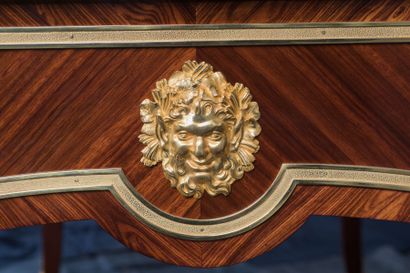 Bureau plat en placage de satiné et bois...