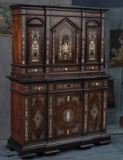 Buffet cabinet en marqueterie et incrustations...