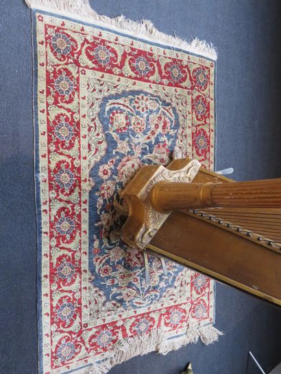 Tapis laine et soie rouge et bleue à décor...