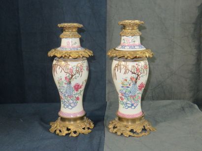 CHINE 

Paire de lampes en porcelaine à décor...