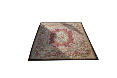 Tapis d’AUBUSSON à riche décor fleuri (restaurations...
