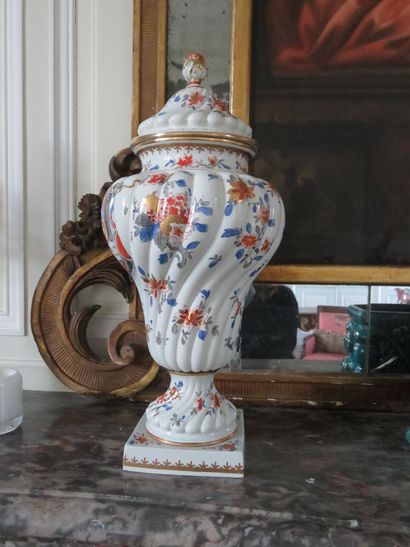 Paire d’urnes couvertes en porcelaine à décor...