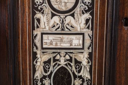 Buffet cabinet en marqueterie et incrustations...