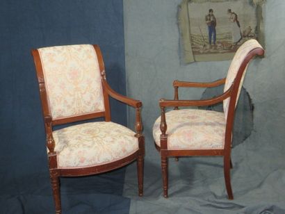 Paire de fauteuils en acajou et placage d’acajou,...