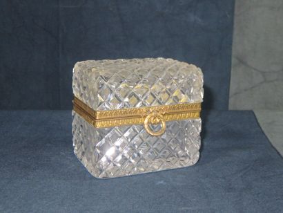 Boite en cristal taillé en pointes de diamants...