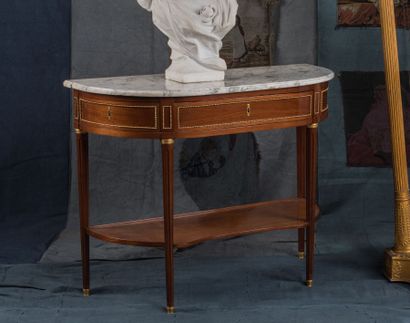 Console demi-lune en acajou et placage d’acajou....