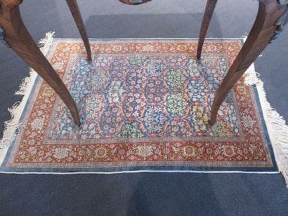 Tapis laine et soie rouge, ocre et bleue...