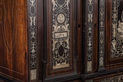 Buffet cabinet en marqueterie et incrustations...